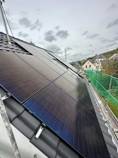 Photovoltaikanlage aus seitlicher Perspektive